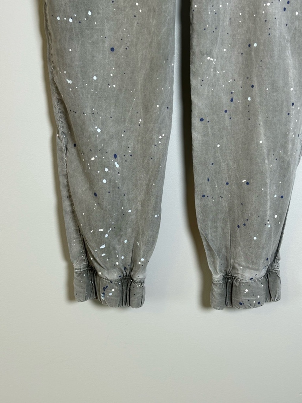 cloth & stone Anthropologie Light Gray tencel Joggers size M paint splatter - Picture 4 of 14